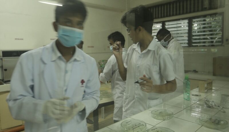 lyceum-northwestern-university-indian-students-in-lab