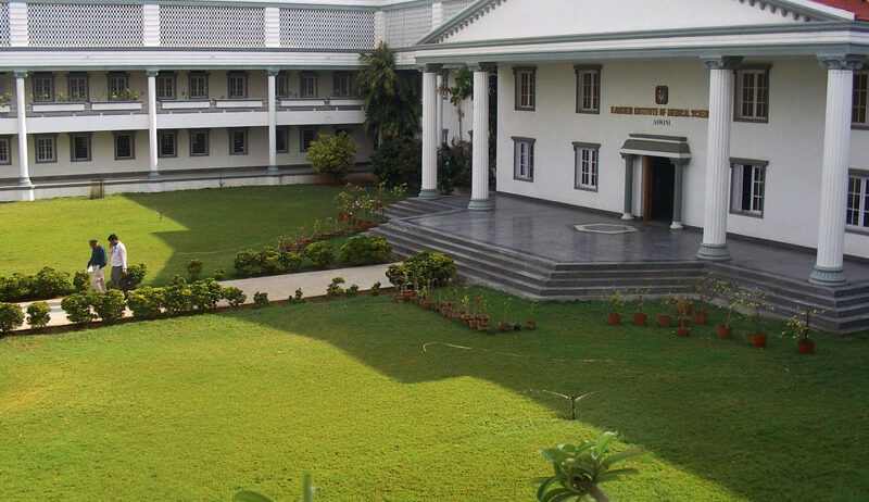 The_main_building_of_kamineni_medical_college